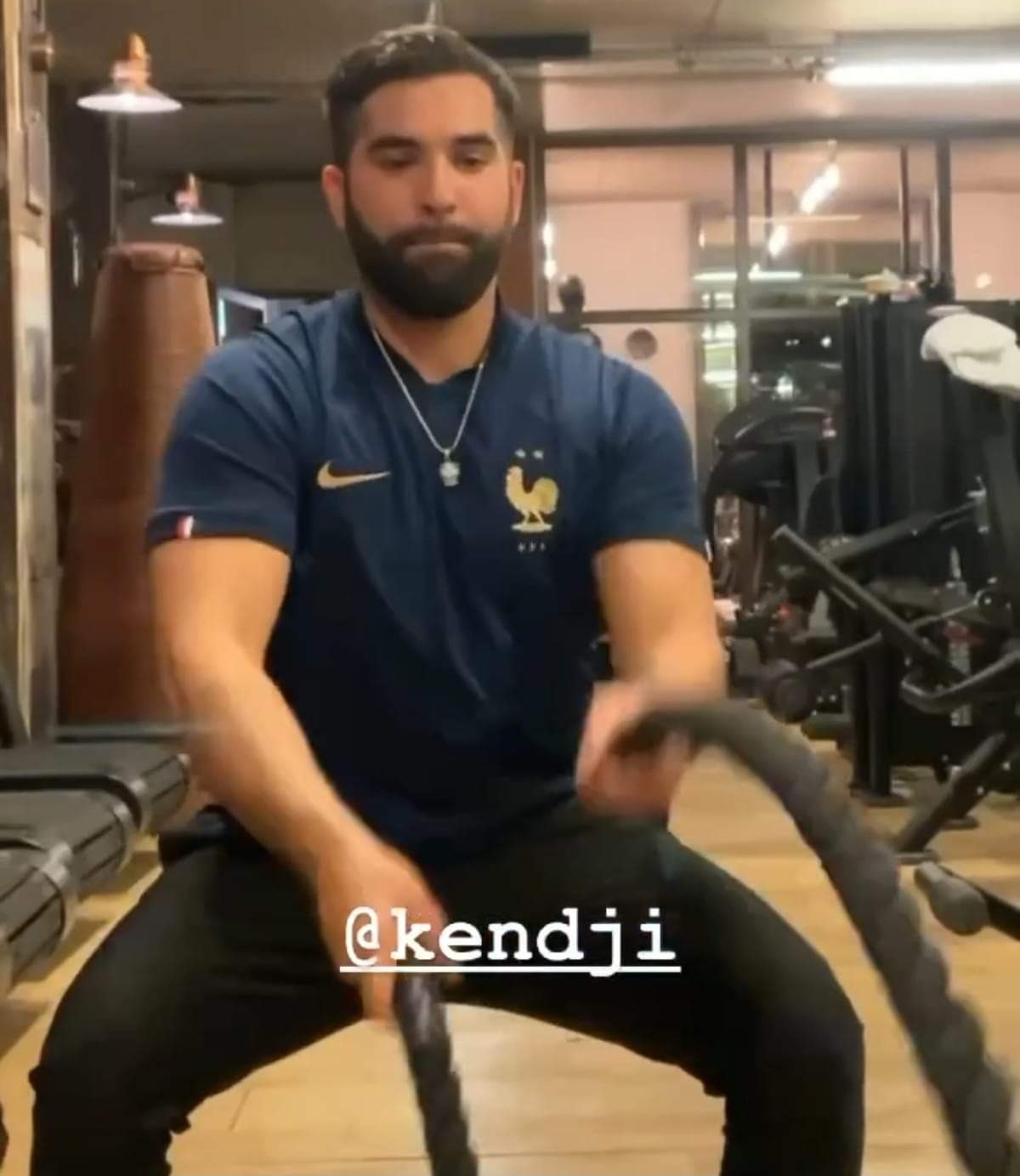 Hangisini kocasının önünde kuduz gibi s*kmiştir?