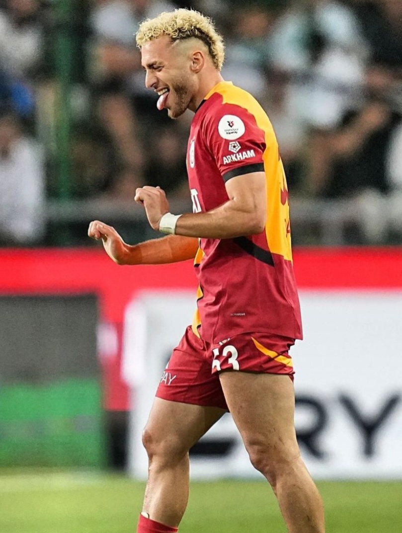 Oturuş tarzıyla hangi adam üstünde otorite kurmuş?