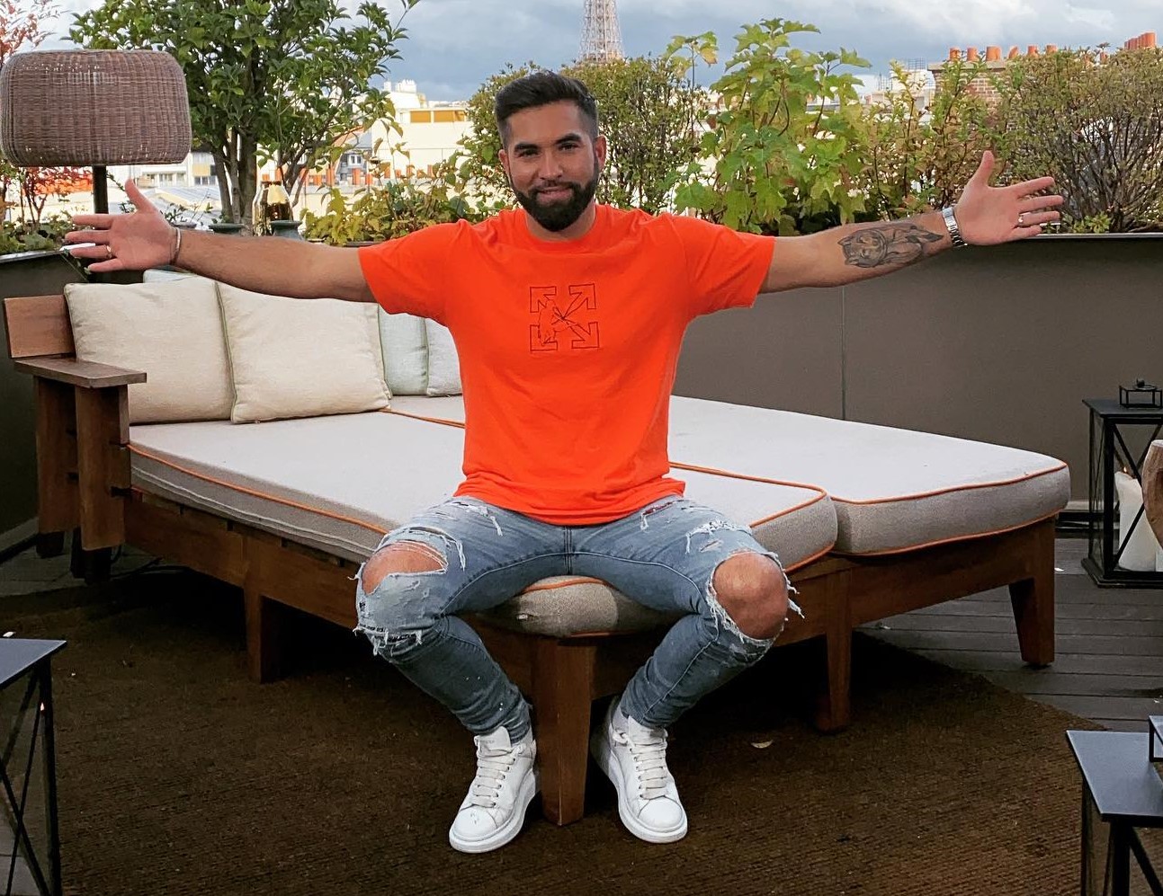 Oturuş tarzıyla hangi adam üstünde otorite kurmuş?