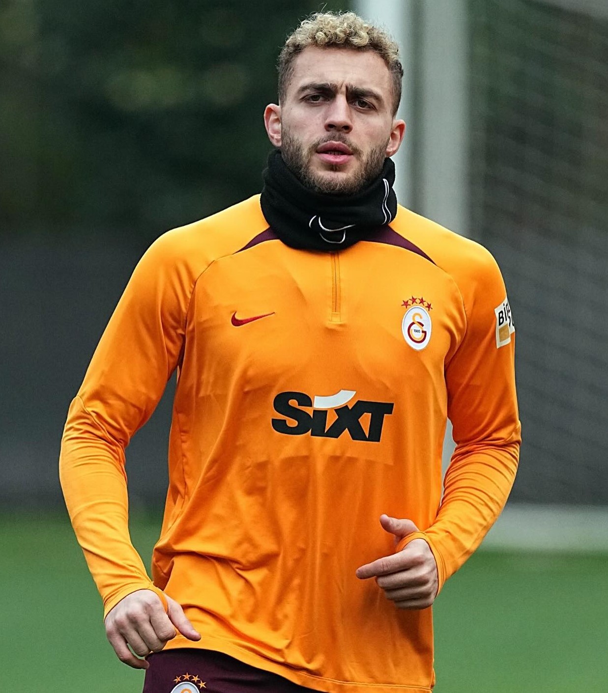 Genç futbolcu hangisini iki yumrukla yamultmuştur?
