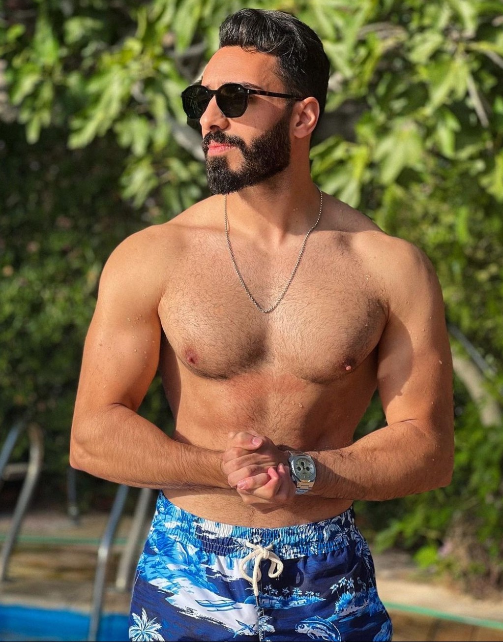 Hangi pozda milf avcısı,güçlü adam havası veriyor?