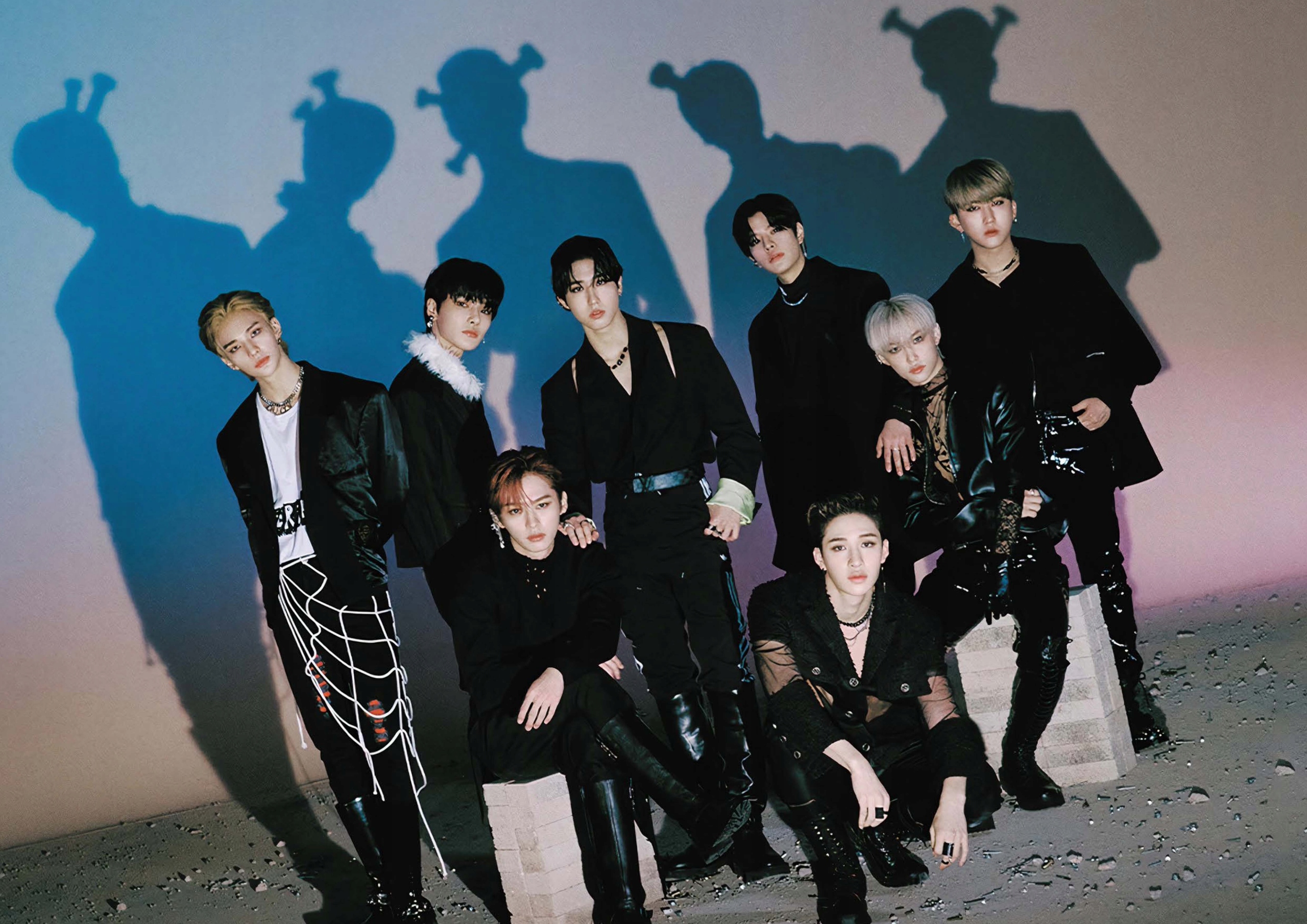STRAY KIDS