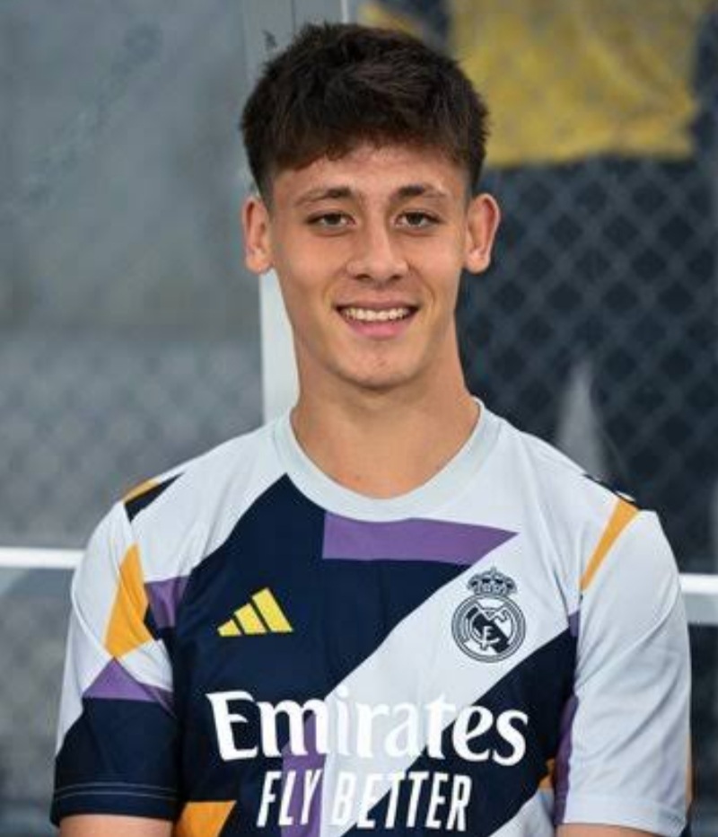 EN YAKIŞIKLI TÜRK FUTBOLCU