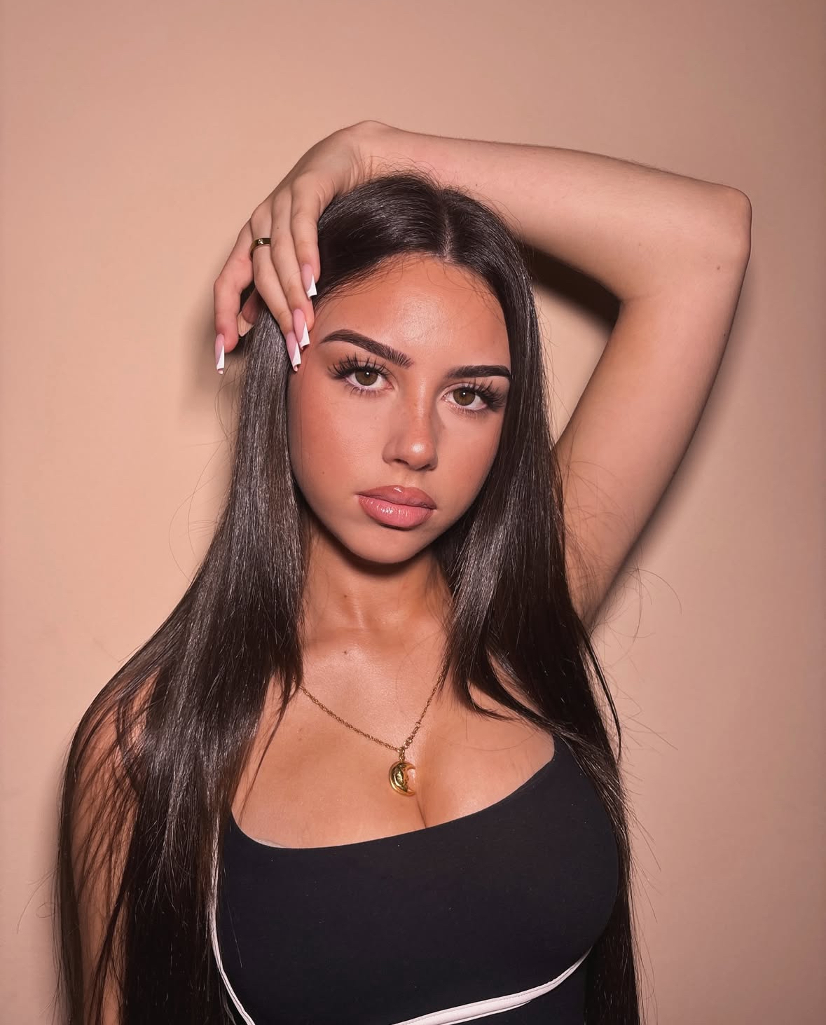 Most Beautiful woman tournament 2 Div G week 11