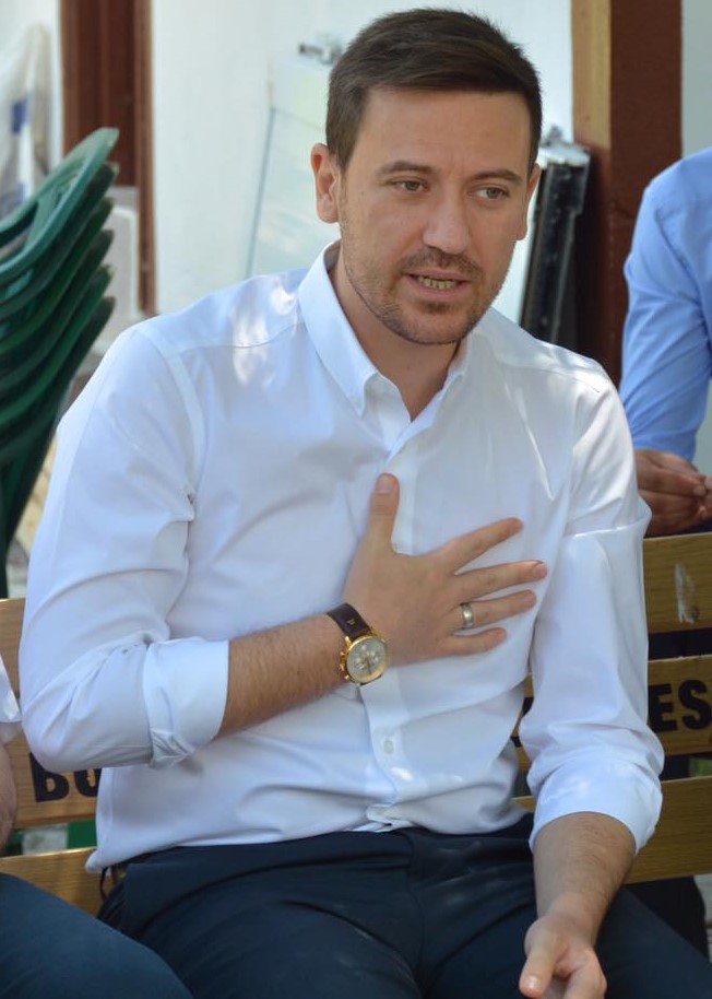 Sence bu yakışıklı adam, hangi ülkenin milletvekili?