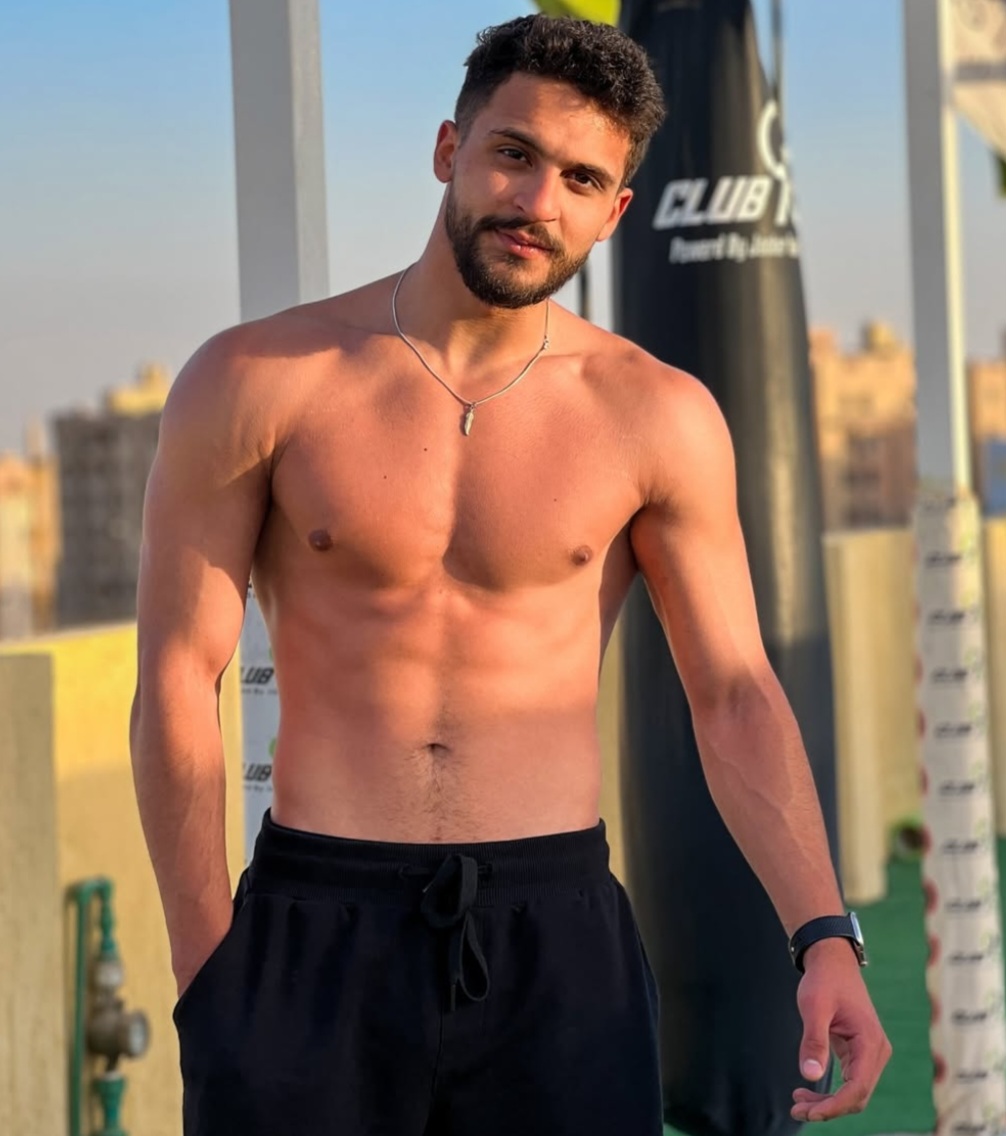 Genç adam, hangi hatunu ''vücudun kılsız, karı gibisin'' dediği için öfkelenip, fotoğrafın çekildiği açık alanda, burnundan soluyarak, döve döve sikip bayıltmıştır?