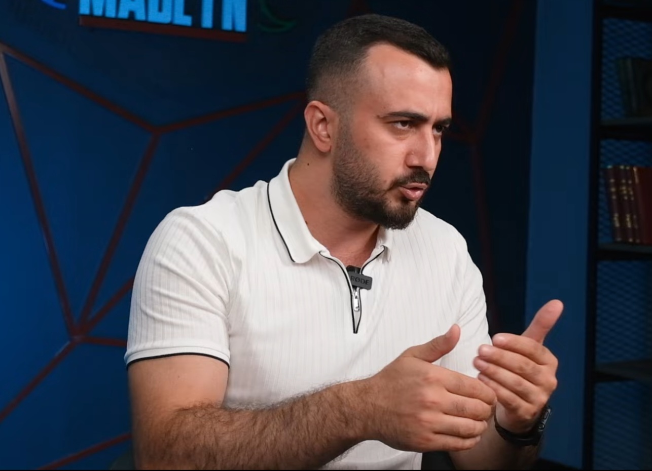 Adam hangi fotoğrafta, sokakta bir hatunu taciz eden bir boksörün tepesine binip onu yumruklarıyla yamulttuğu ve salya sümük halde kendisine yalvarttığı anısını anlatıyor?