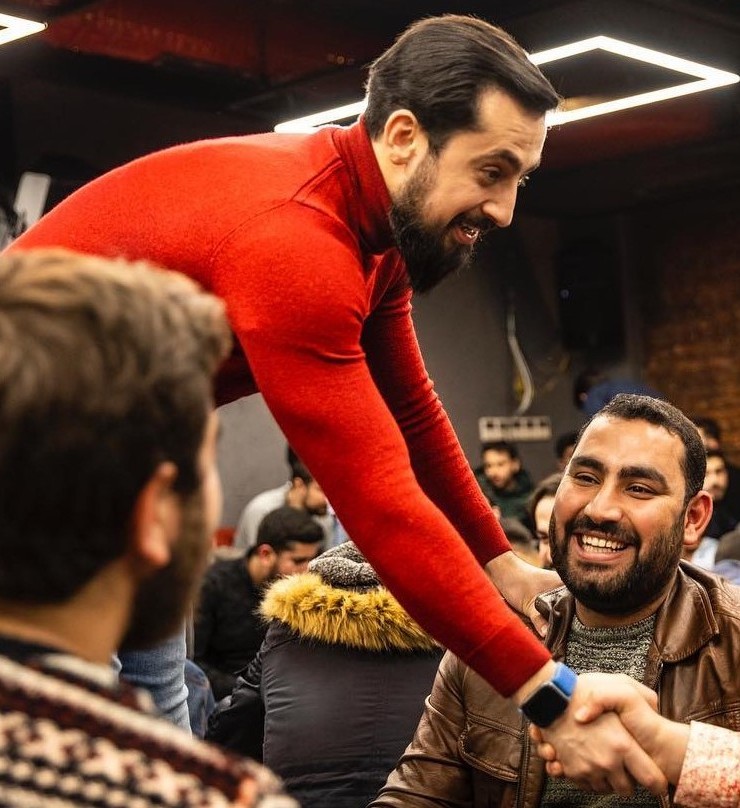 Bu fotoğrafta, turunculu herifle ilgili, hatunları en fazla azdıran detay hangisidir?