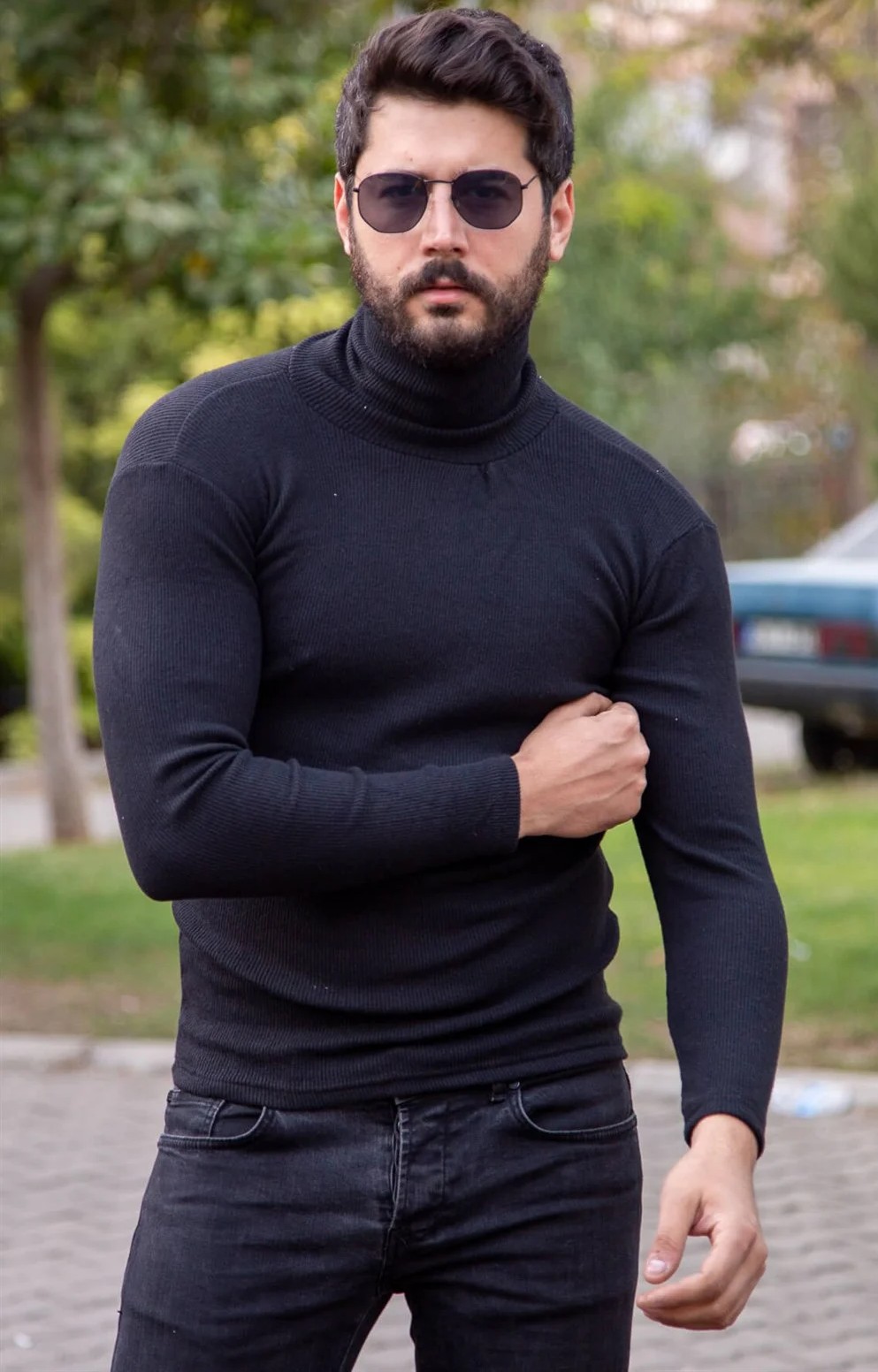 Hangi erkek kasları ve heybetli duruşu sayesinde, vücudunu saklayan giysilere rağmen seksi ve güçlü görünüyor?