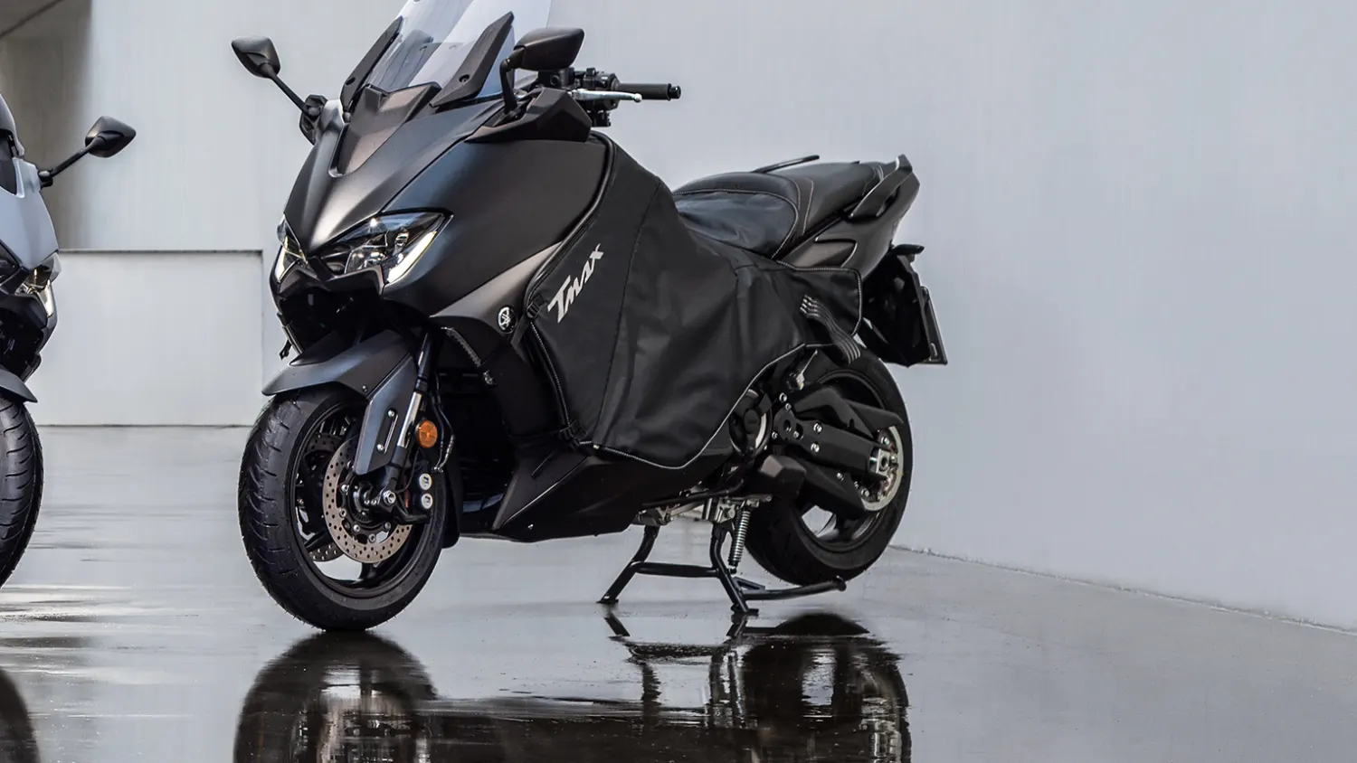 Motorcycles and engine scooters