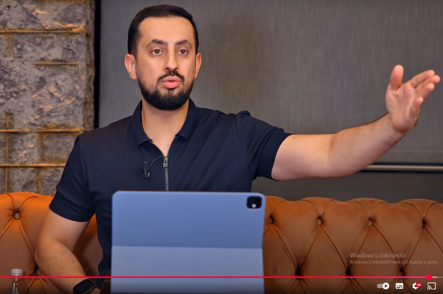 Reis hangi karede, dinleyiciler içinden dikkatini dağıtan bir adama öfkelenmiş, onu gözleriyle ''oraya gelir seni sikerim, akıllı ol'' diye tehdit ediyor?