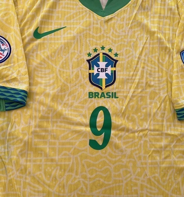 Who should be Brazil's number 9 in the World Cup?
