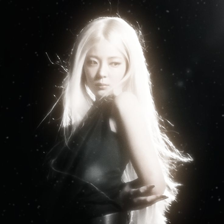 Lia MV Looks