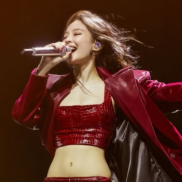 Jennie Stage Outfits