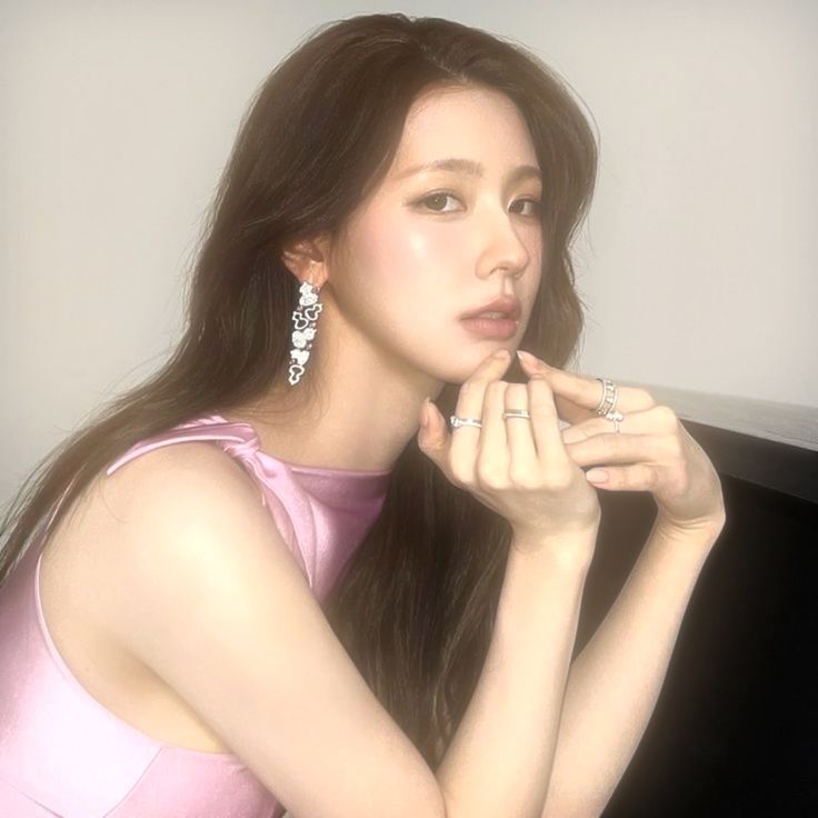 Miyeon MV Looks
