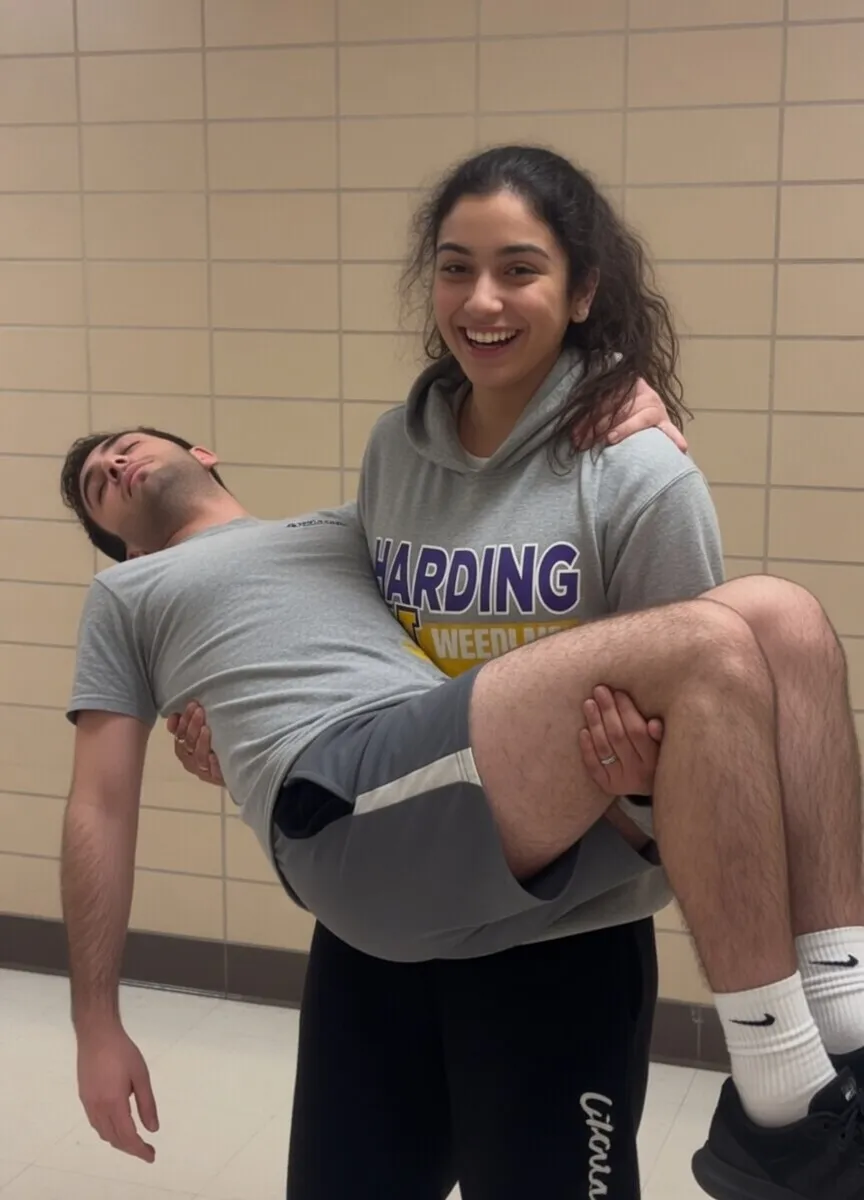 Ragazze che toccano le gambe pelose e rapiscono gli uomini