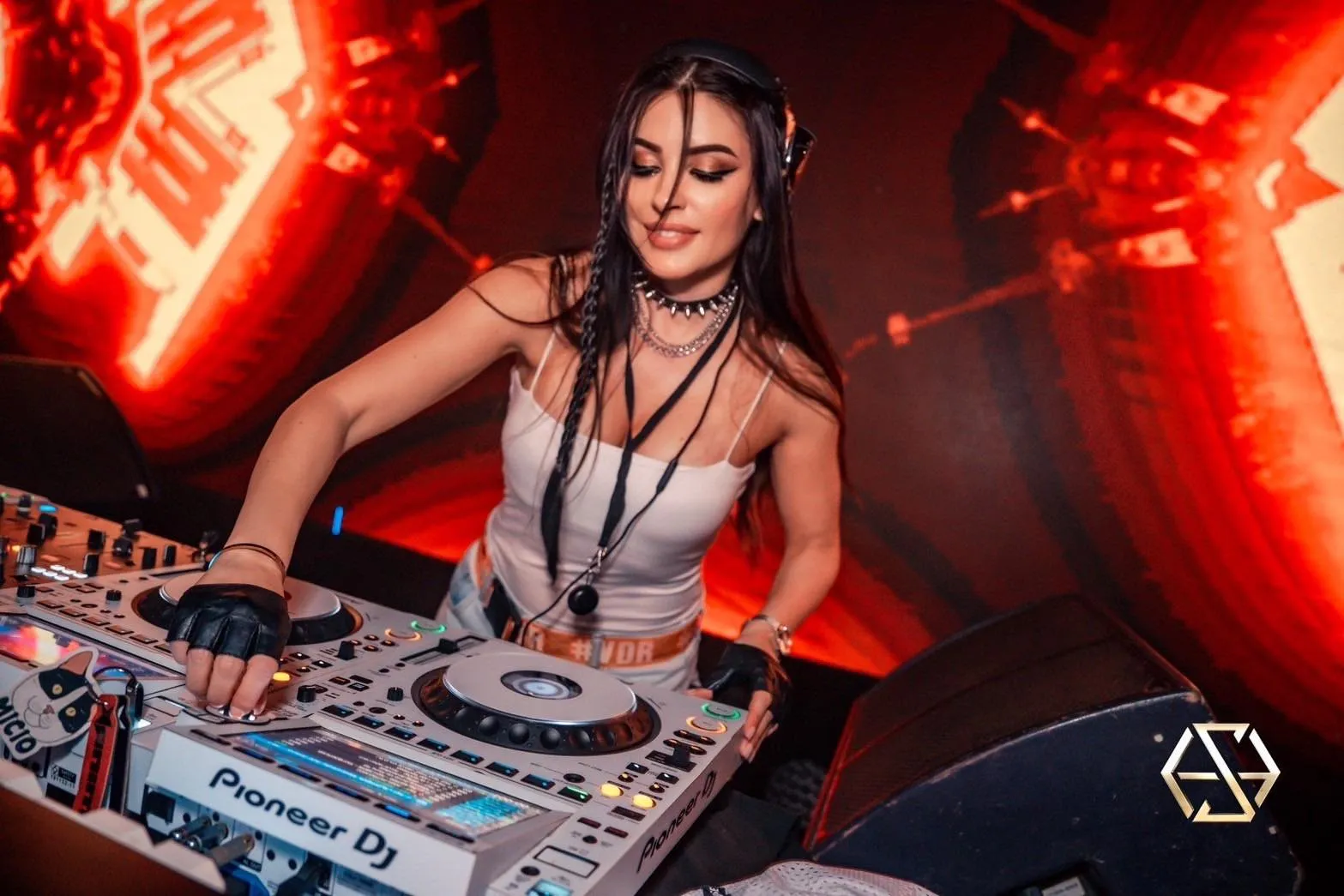 FEMALE HARDSTYLE DJ'S/ARTISTS