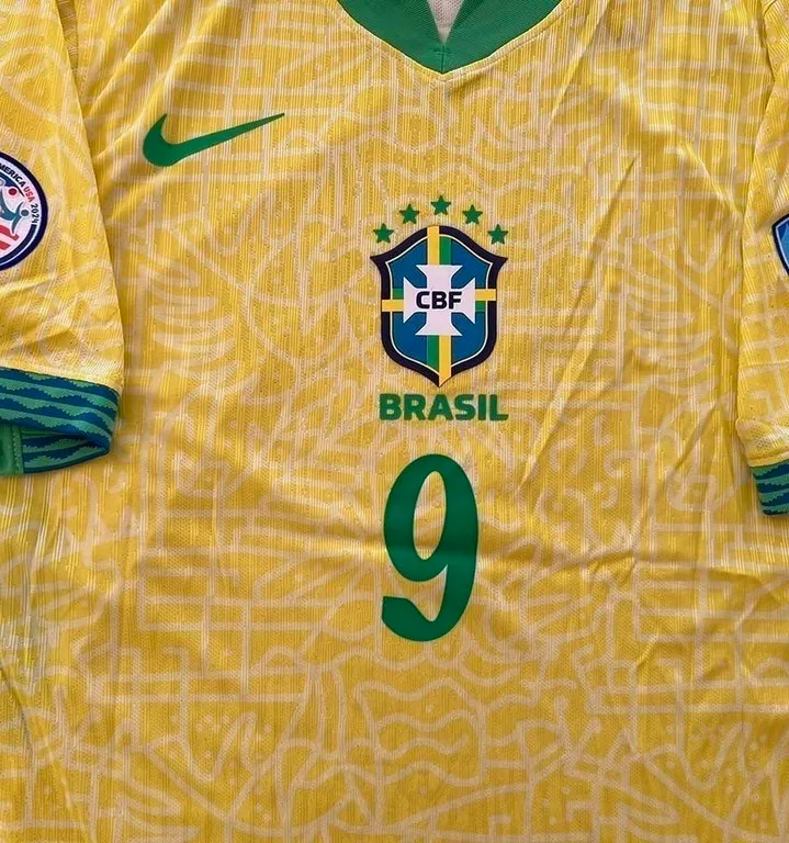 Who should be Brazil's number 9 in the World Cup?