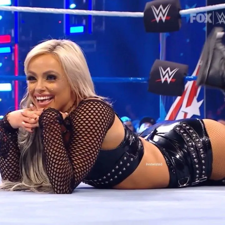 WWE women poses/taunts