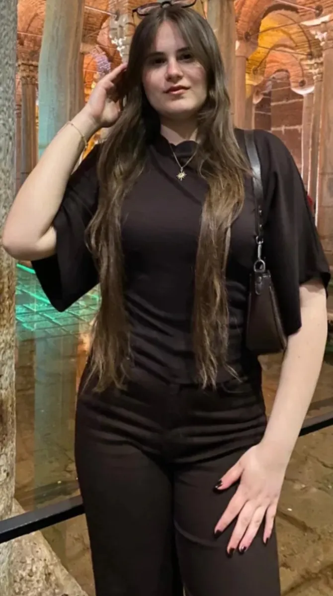 En sexy milf Ecrin Gökçe