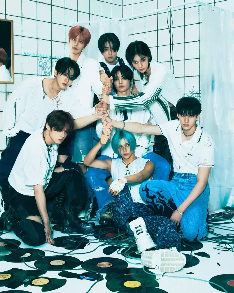 STRAY KIDS