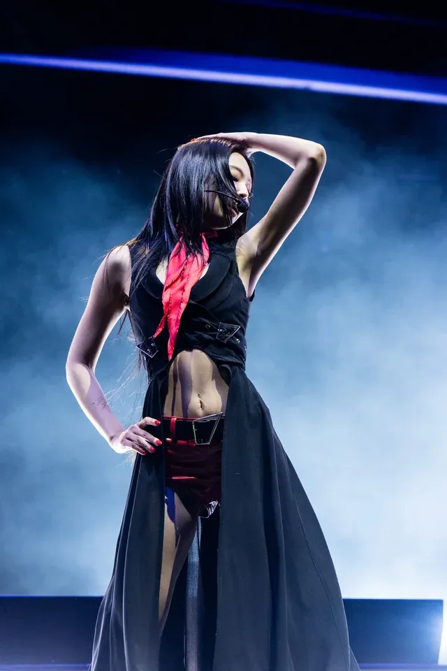 Jennie stage outfits