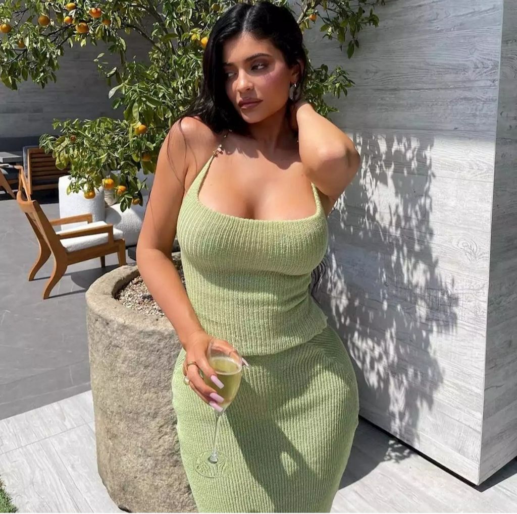 Hottest Female Celebriries - 1