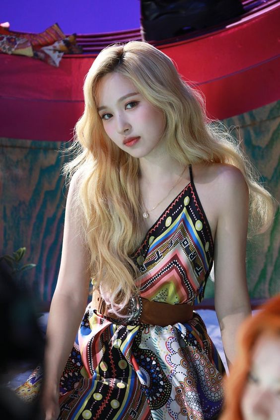most iconic blonde in kpop - 2