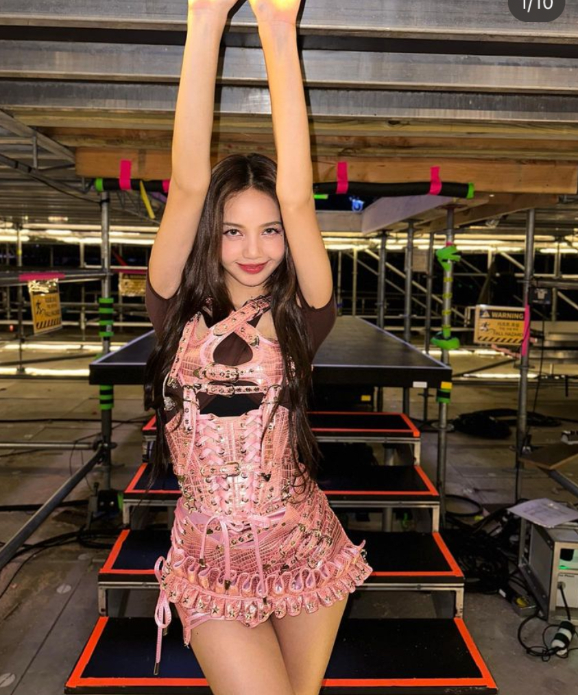 Born Pink World Tour Lisa solo Outfit - 1