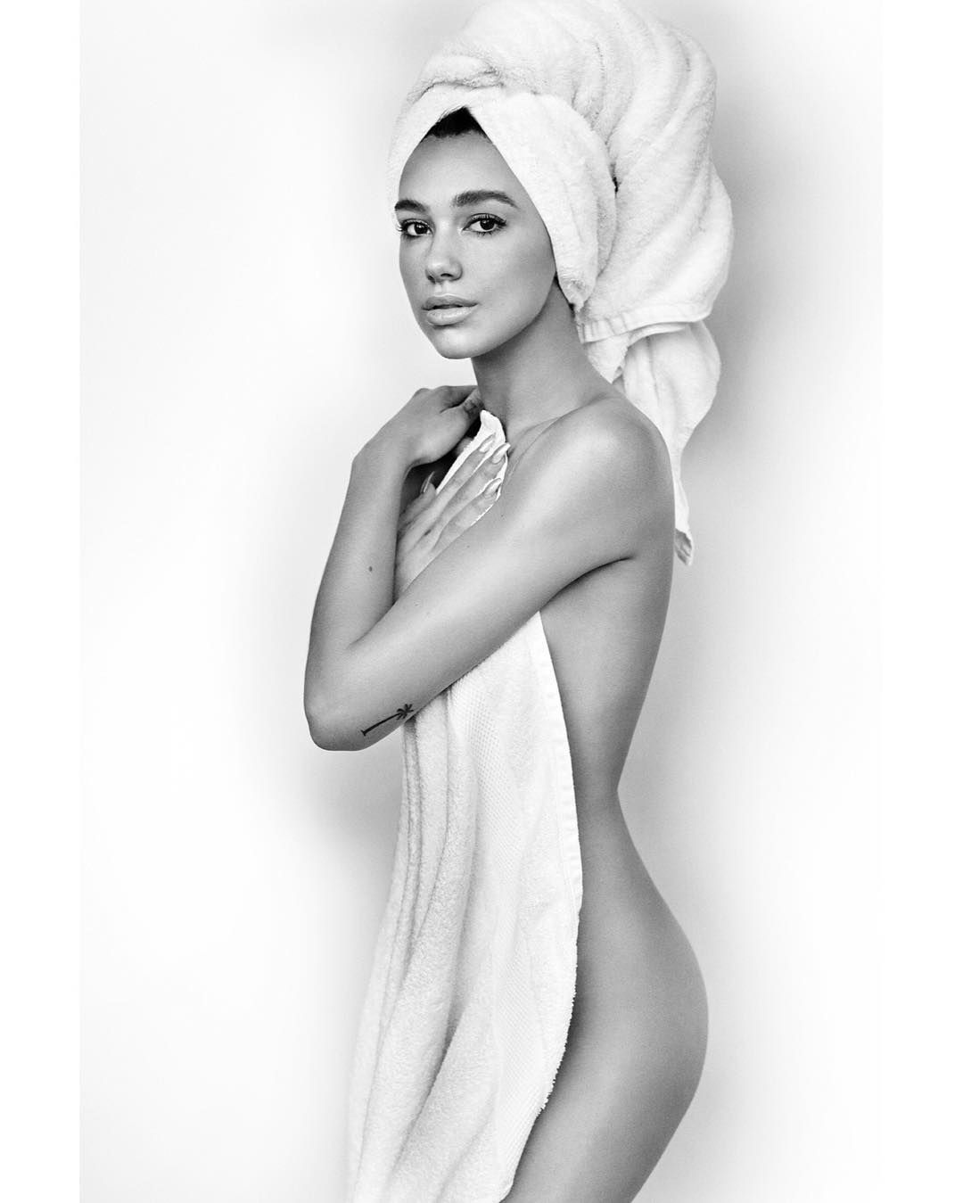 DUA LIPA - HER BEST LOOKIN VERSION (YEAR) - 2
